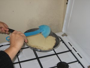 Préparation crêpe : versez la pâte